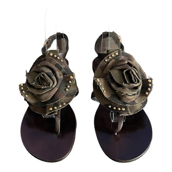 Giuseppe Zanotti Leather Rosette Sandals | Size 10 | Camo Olive Floral Thong - Picture 2 of 10